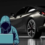 Un'auto nera e un hacker al pc