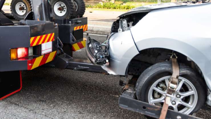 Un'auto trainata dal soccorso stradale