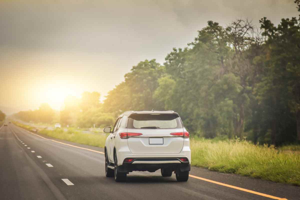 Auto che viaggia in strada