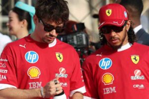 Charles Leclerc e Lewis Hamilton nel paddock