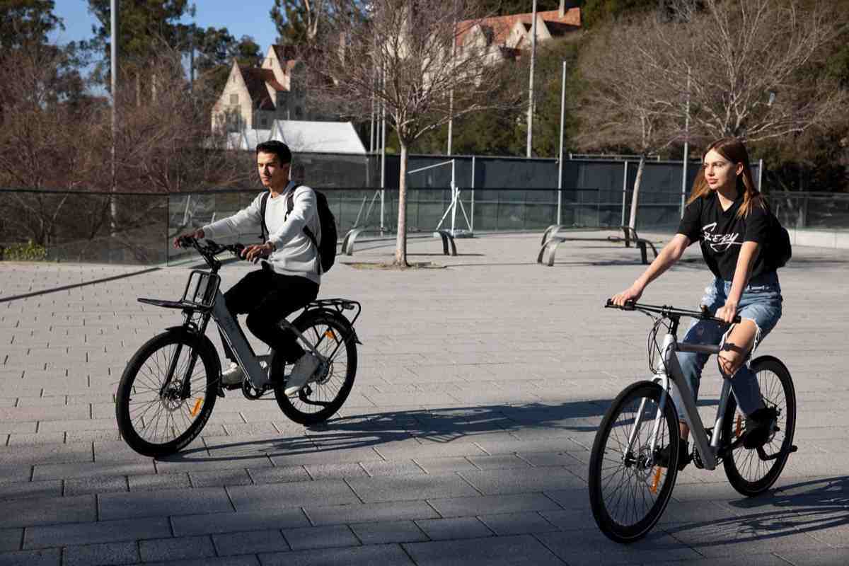Due e-bike per strada