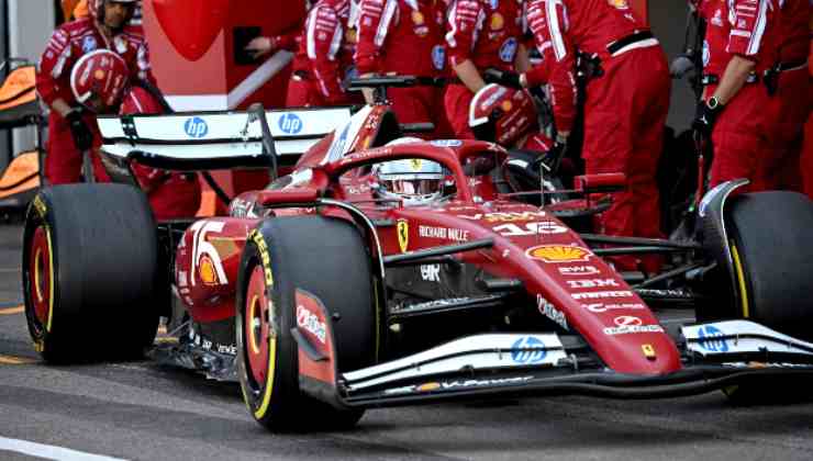 La Ferrari di Leclerc al box
