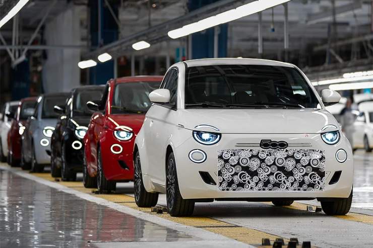 La nuova Fiat 500 ibrida: lo stile è identico a quella elettrica