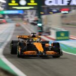 Una McLaren di Formula 1 in uscita dalla pit lane in Bahrain