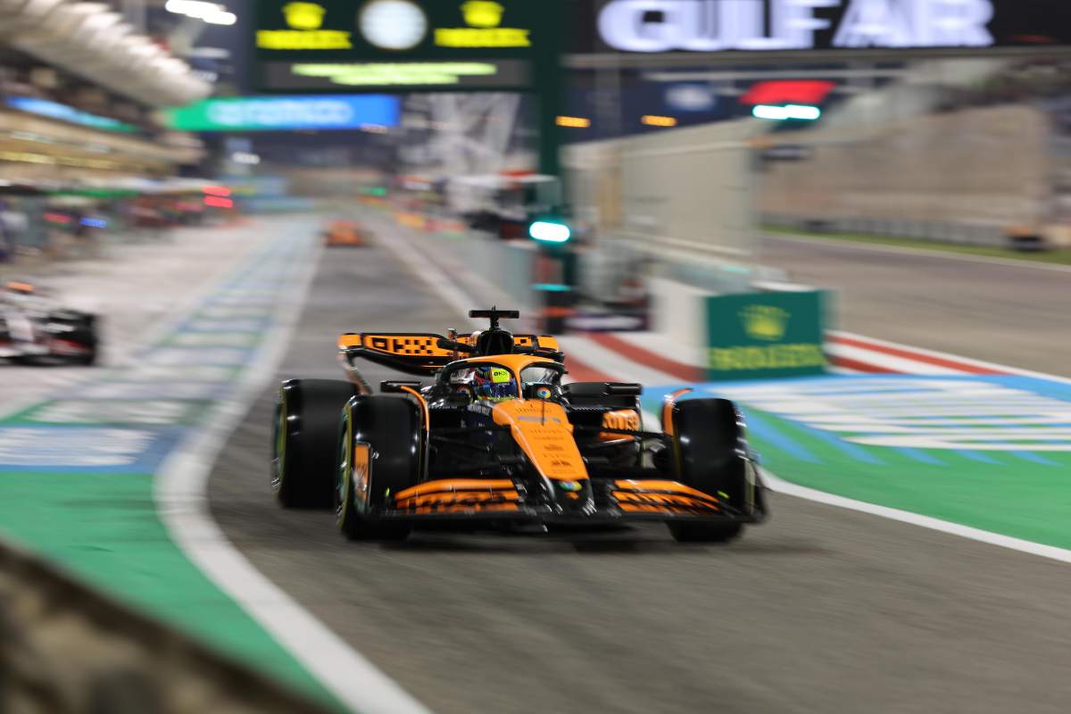 Una McLaren di Formula 1 in uscita dalla pit lane in Bahrain