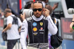 Lewis Hamilton nel paddock di Miami