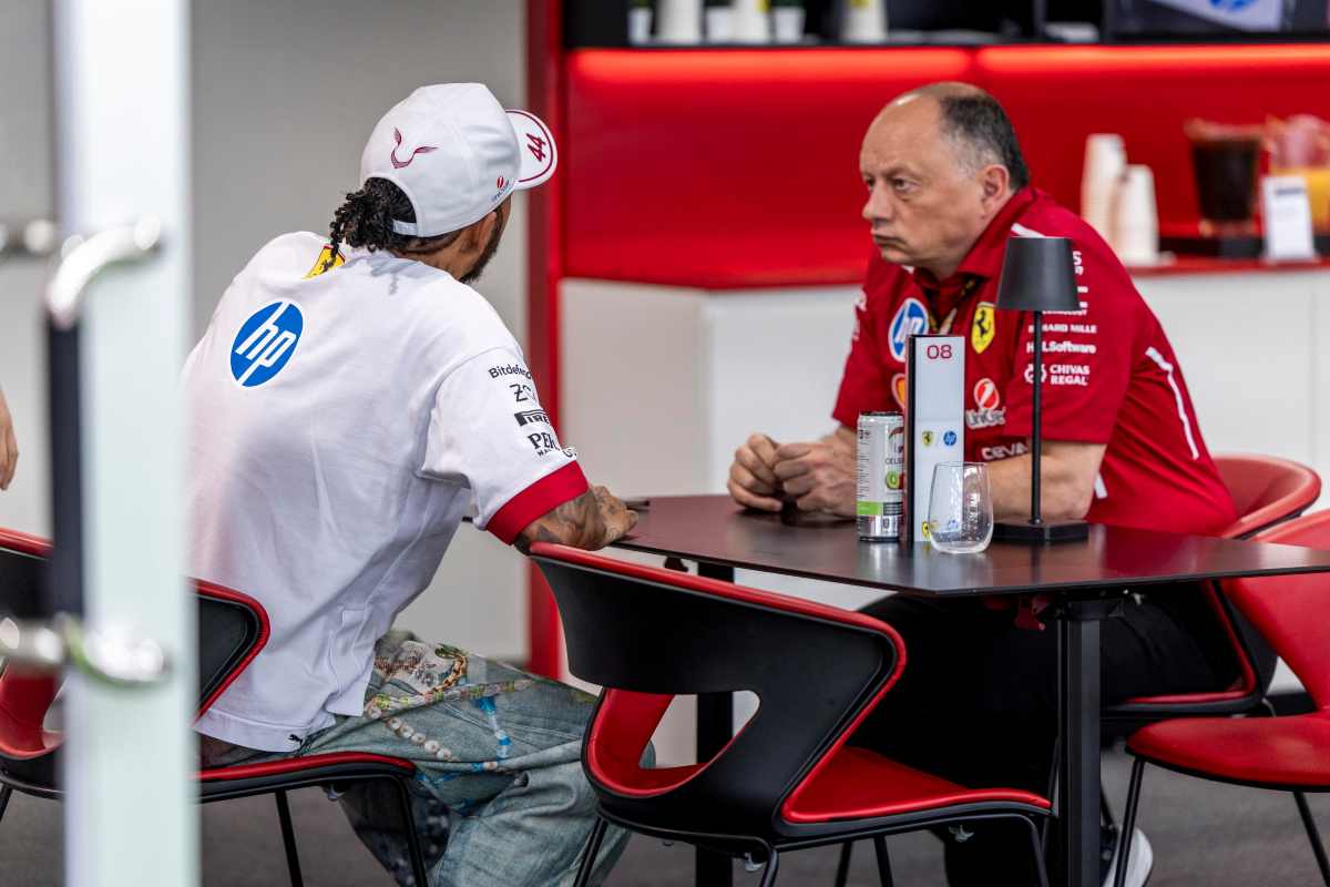 Hamilton a colloquio con Vasseur