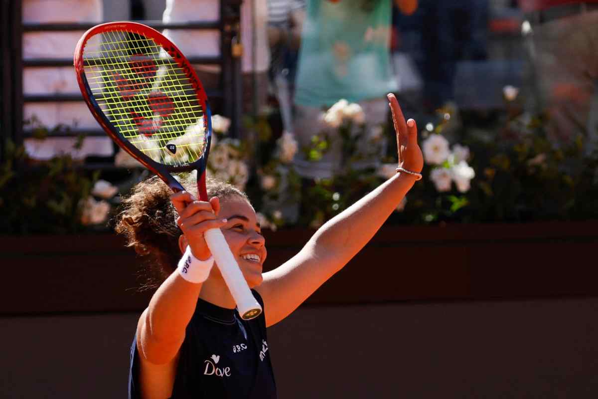 Jasmine Paolini alza le braccia al cielo dopo una vittoria