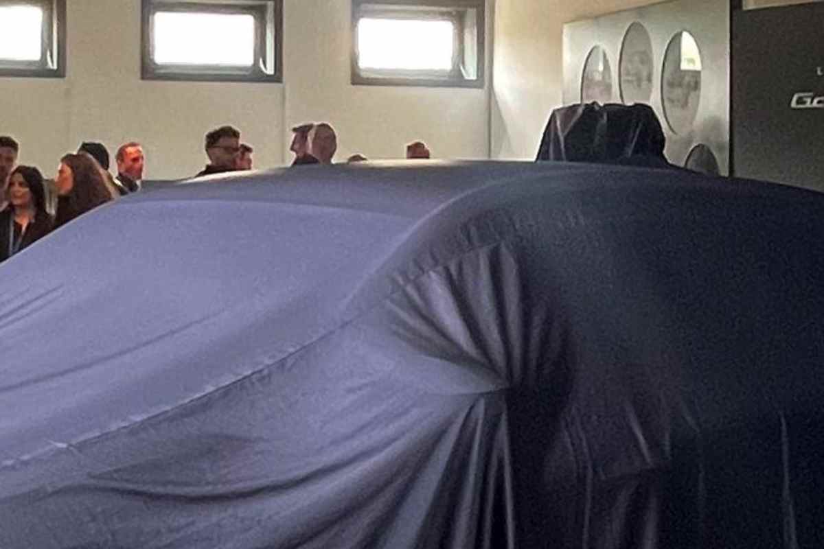 Lancia Gamma coperta dal telo blu