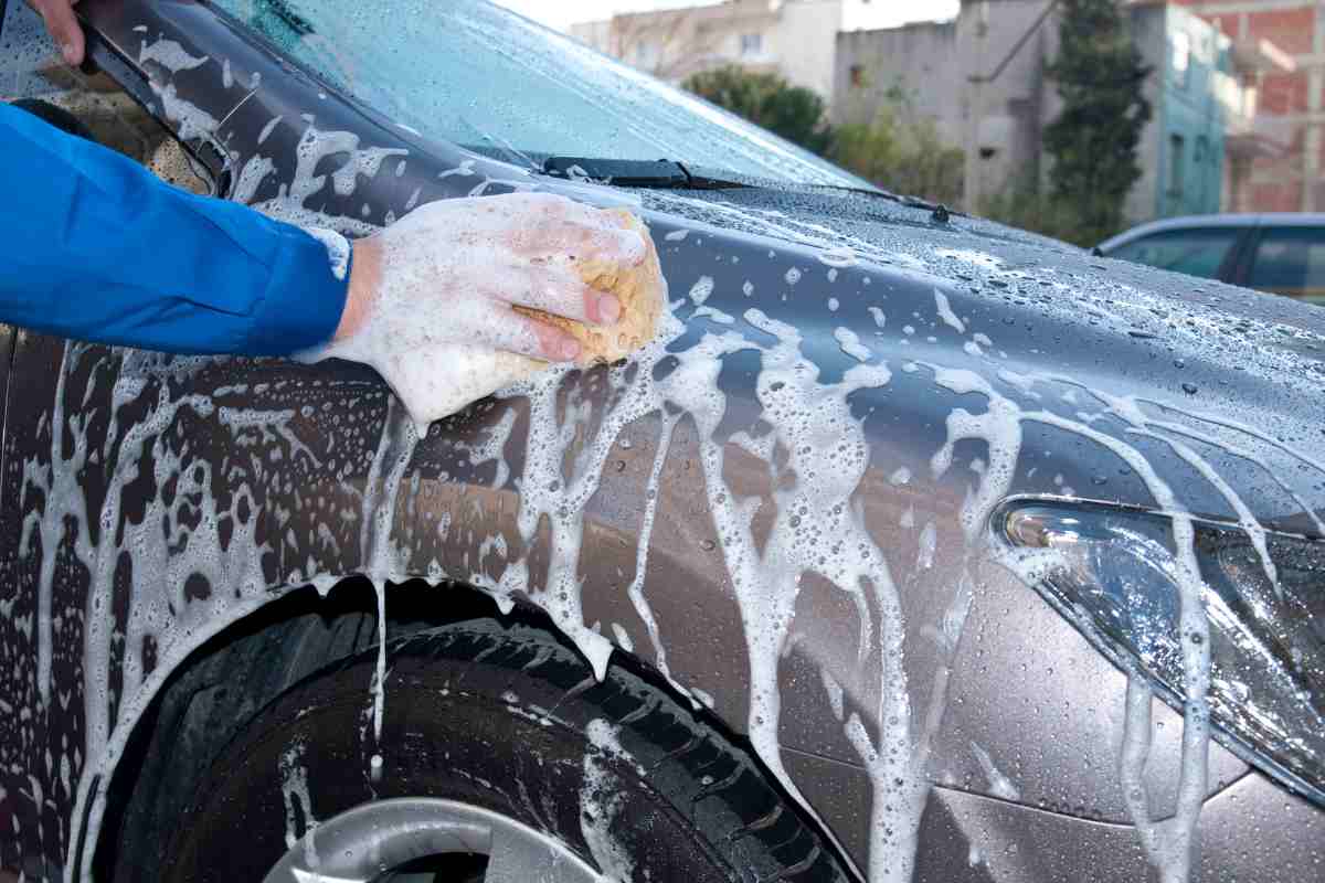 Lavaggio di un'auto con la spugna