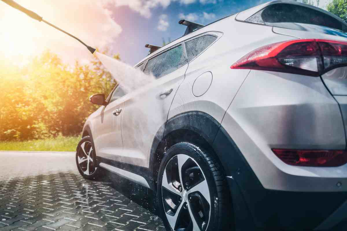 Automobile in fase di lavaggio con l'idropulitrice