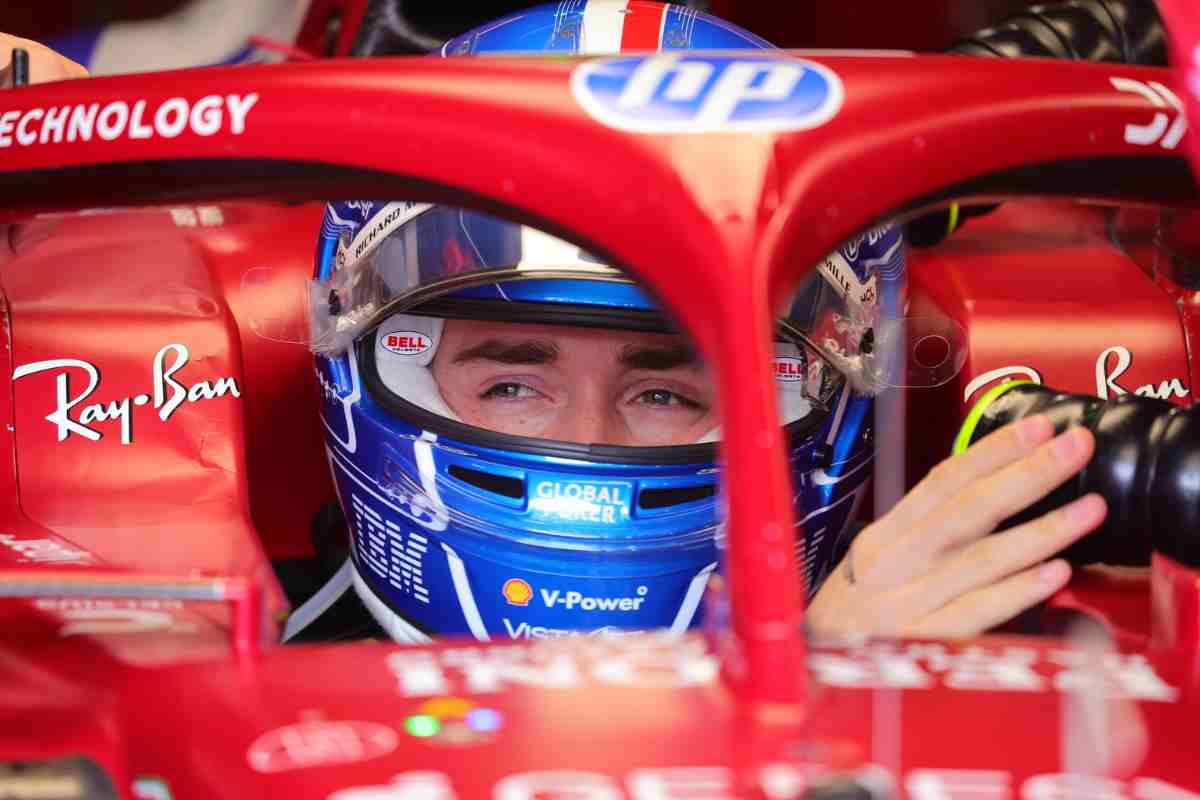 Charles Leclerc nel box Ferrari a bordo della SF-25