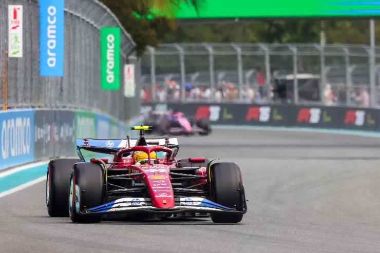 Lewis Hamilton alla guida della Ferrari
