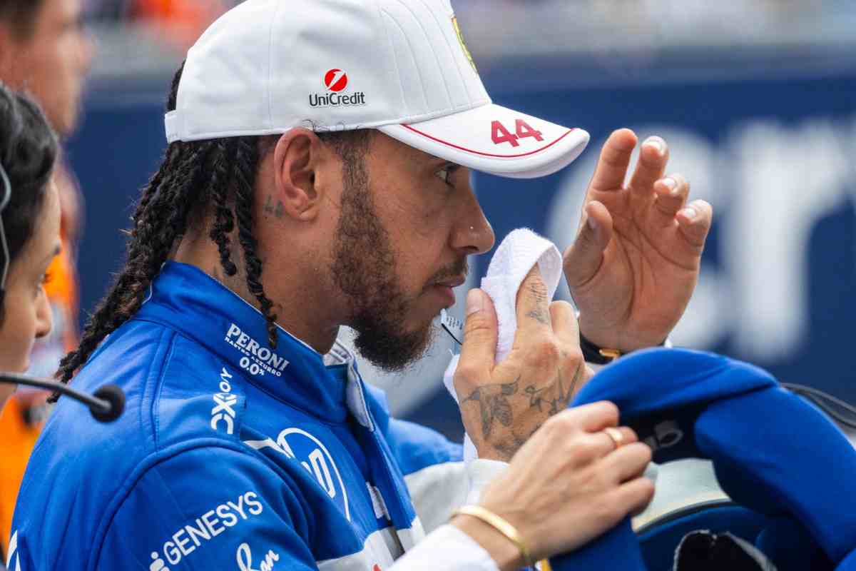 Lewis Hamilton preoccupato al box Ferrari
