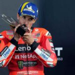 Marquez bacia il premio sul podio