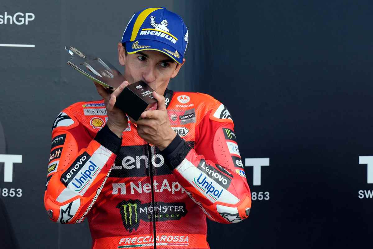 Marquez bacia il premio sul podio