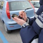 Un vigilia firma una multa