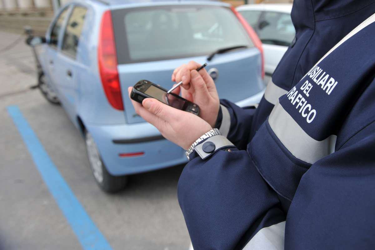 Un vigilia firma una multa