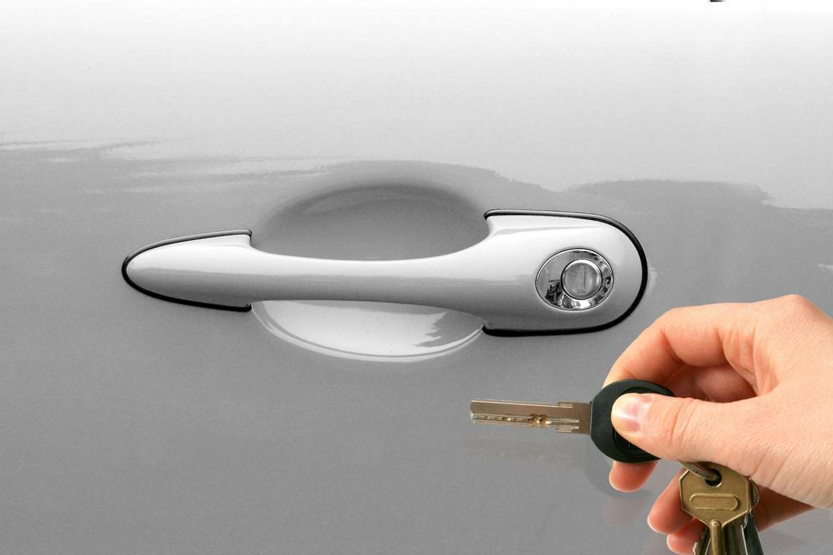 La chiave e la portiera dell'auto