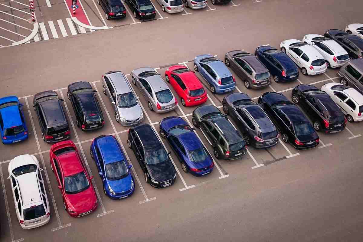 Auto parcheggiate a spina