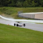 Auto che corre su una pista