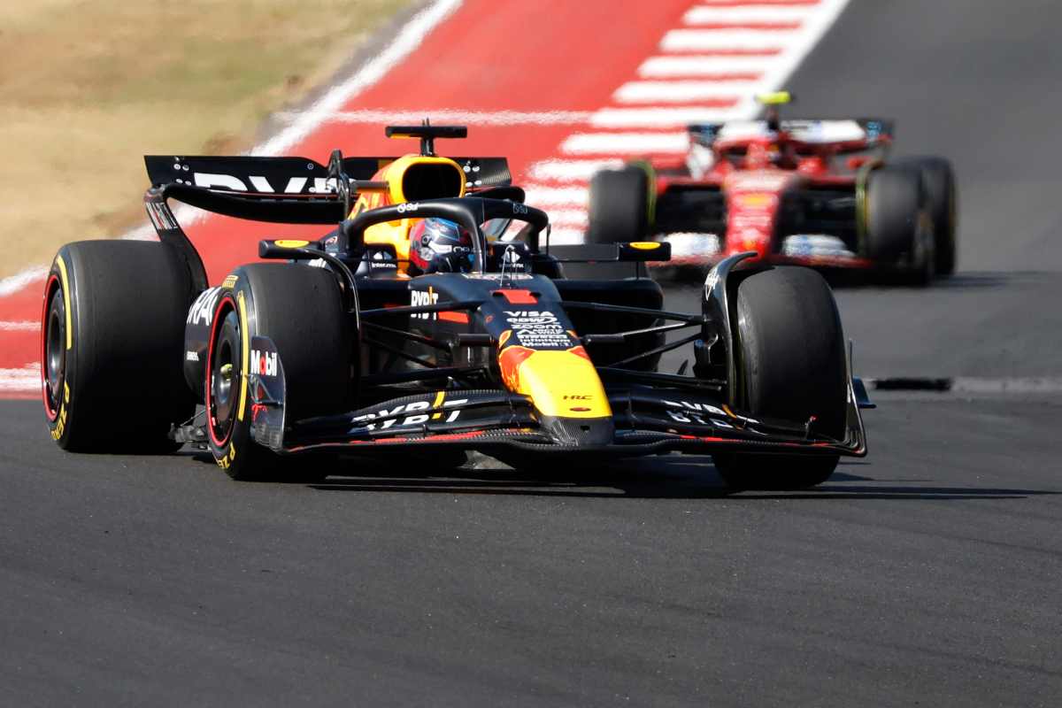 La Red Bull seguita dalla Ferrari in pista