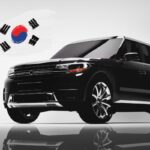 Un SUV nero e una bandiera coreana