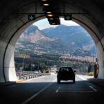 Auto in uscita da un tunnel stradale