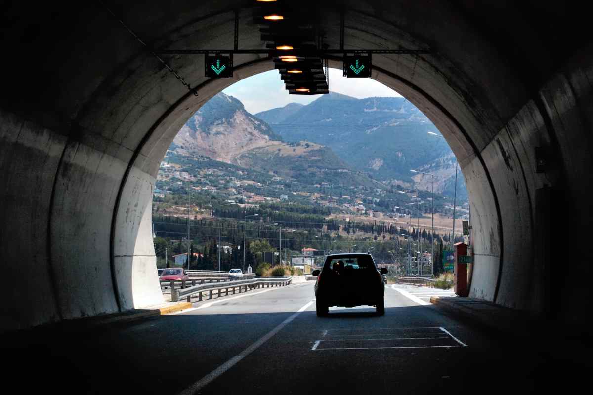 Auto in uscita da un tunnel stradale