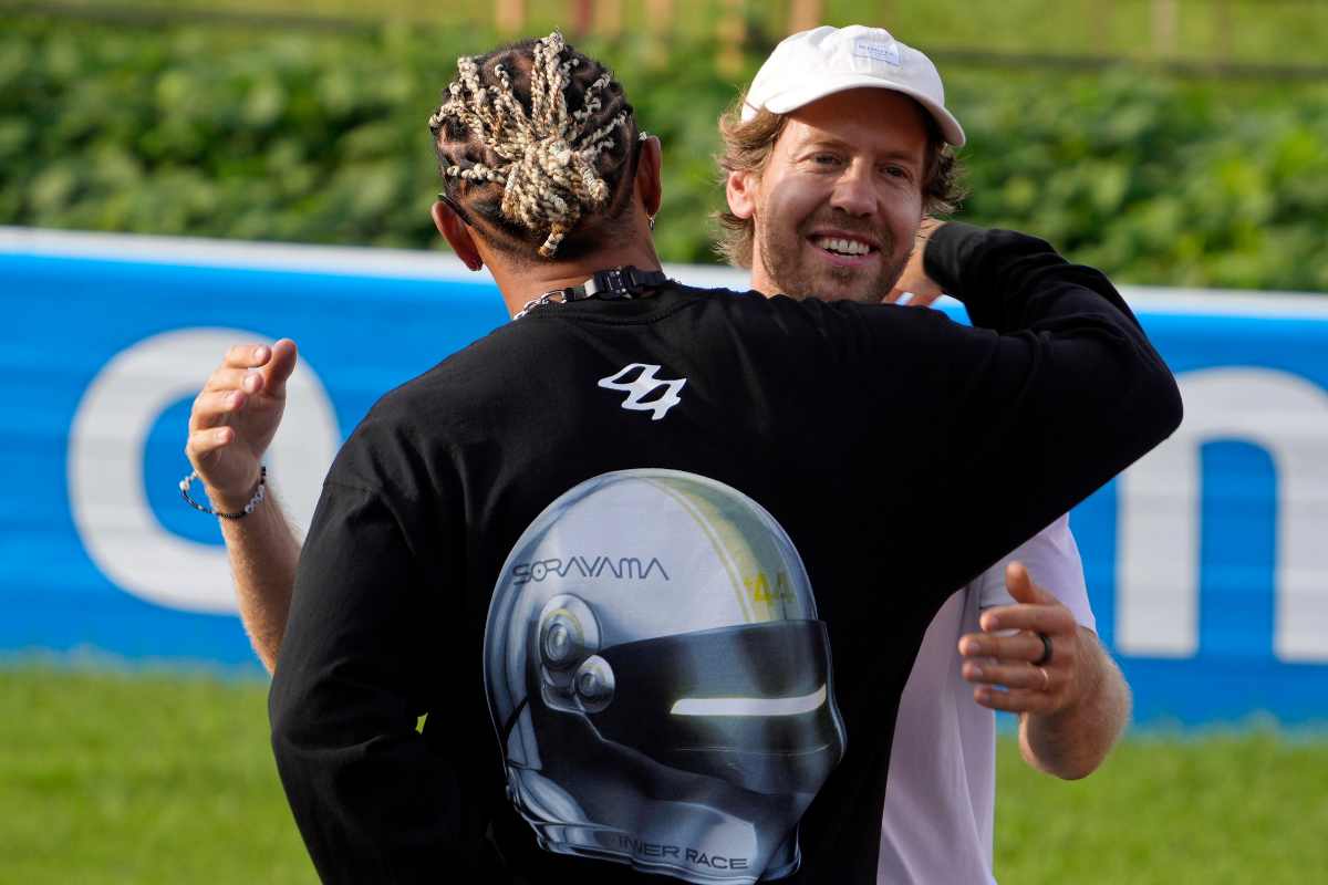 Vettel abbraccia Lewis Hamilton
