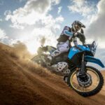 Persona alla guida della Yamaha Teneré 700