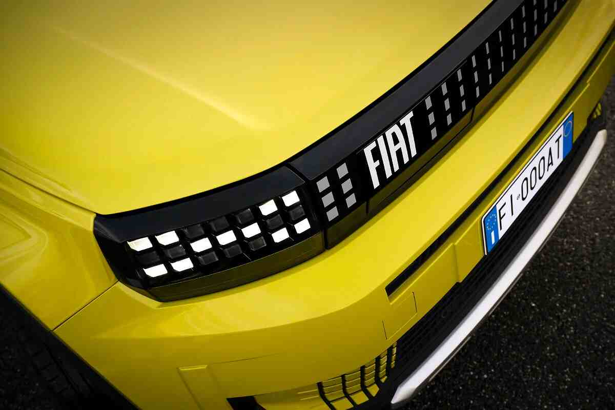 fiat grande panda logo cofano