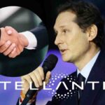john elkann stretta mano stellantis