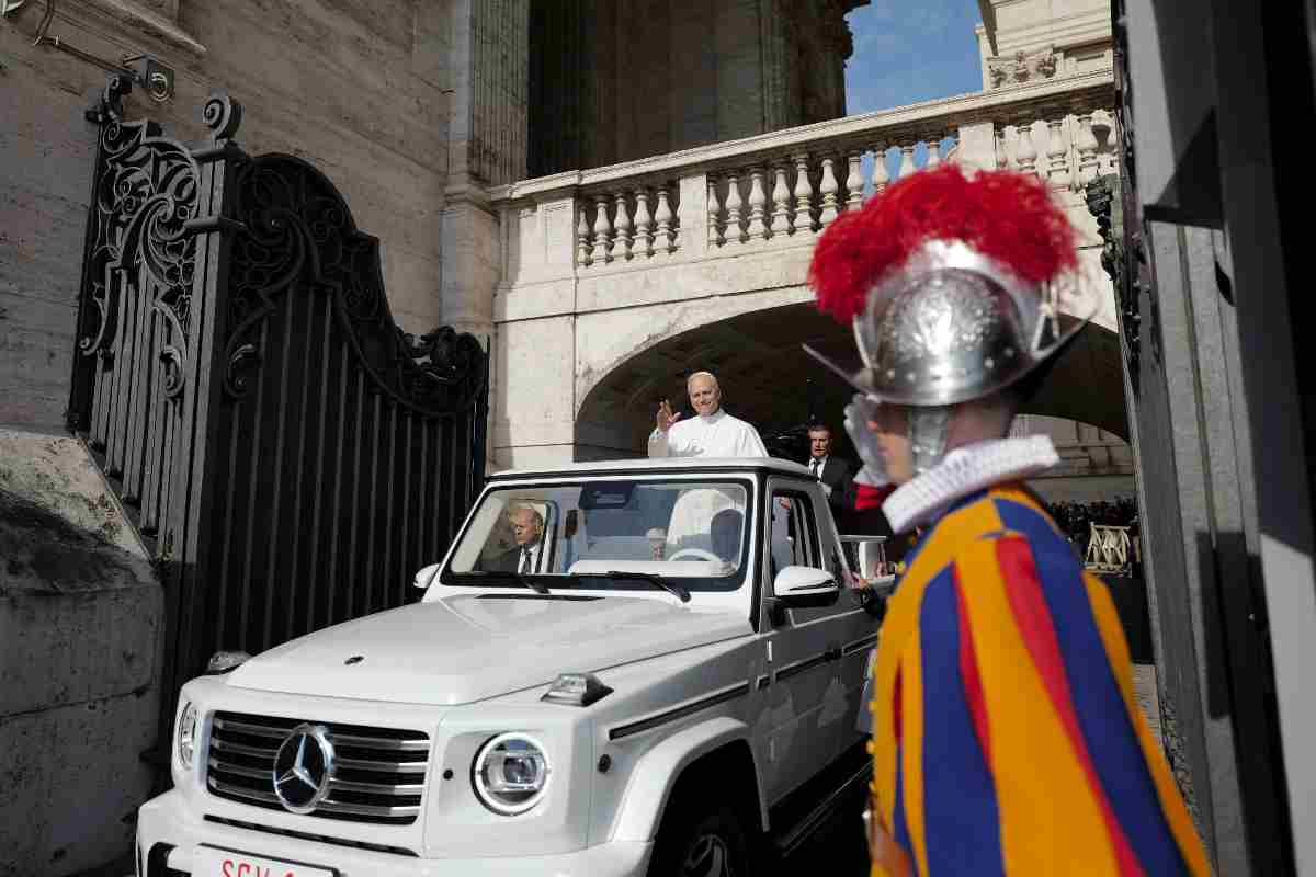 papa leone xiv papamobile guardia svizzera
