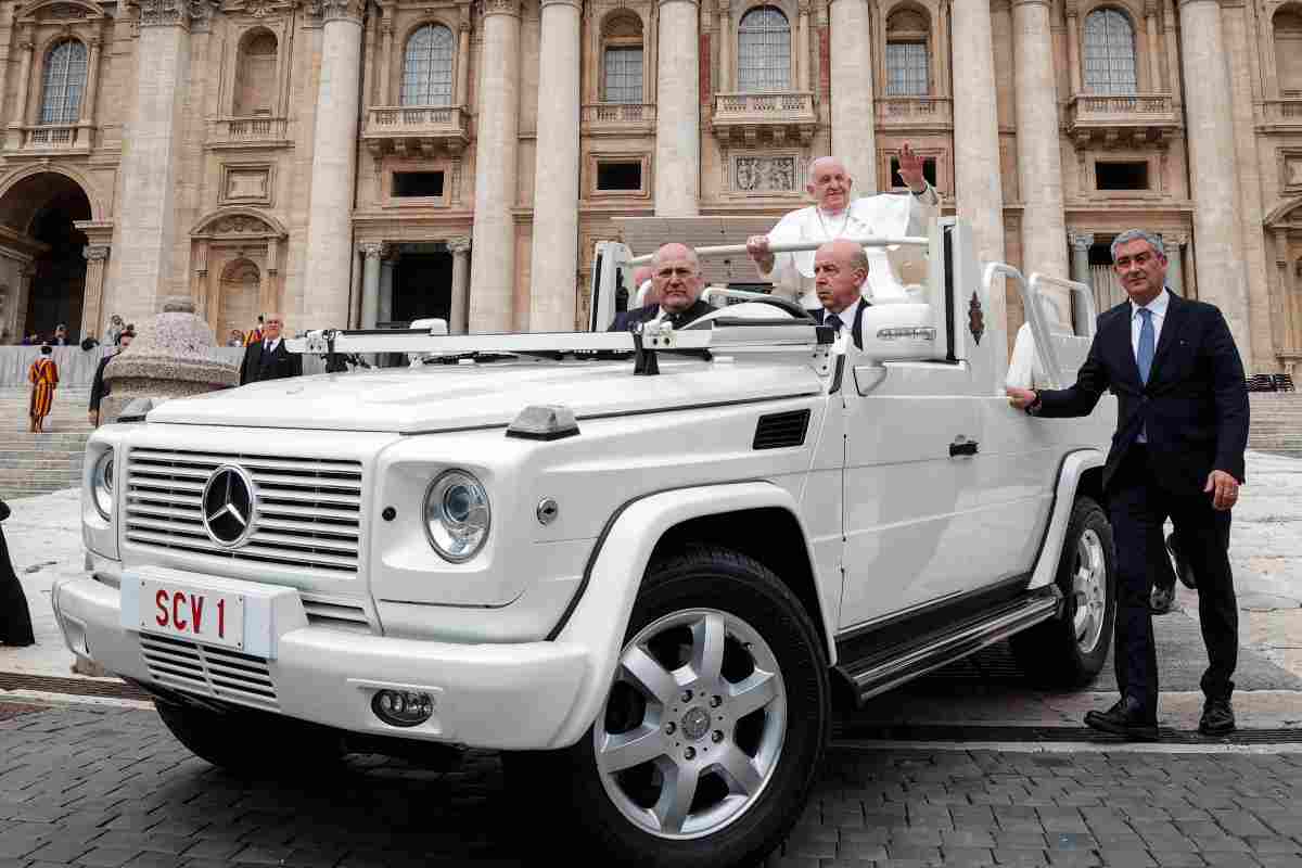 papa francesco papamobile