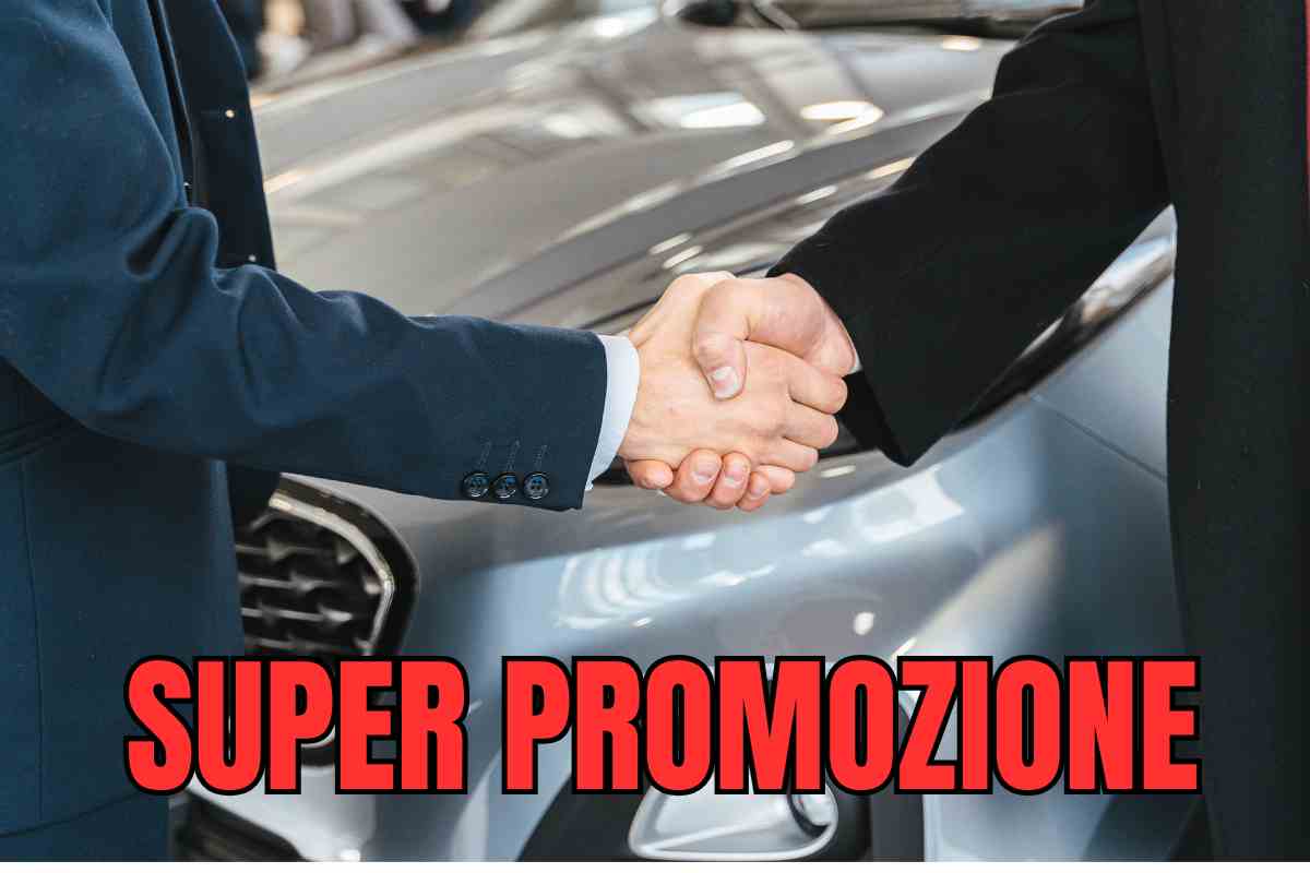 concessionario auto stretta di mano