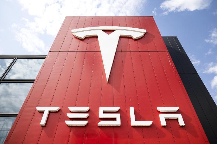 Tesla Elon Musk novità addio vendita marchio