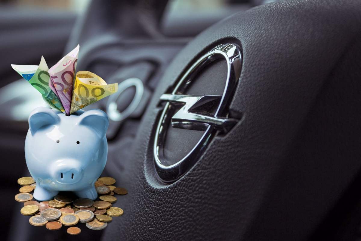 Il logo Opel e un salvadanaio con banconote e monete