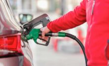 Un persona fa benzina al distributore