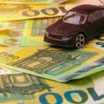 Modellino di auto sopra banconote da 100 euro