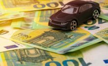 Modellino di auto sopra banconote da 100 euro