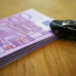 Modellino di auto e banconote da 500 euro