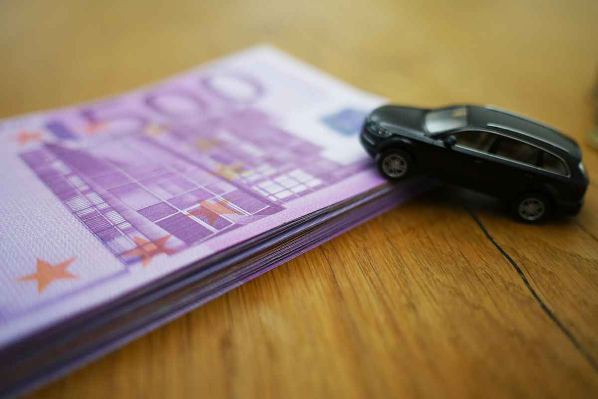 Modellino di auto e banconote da 500 euro