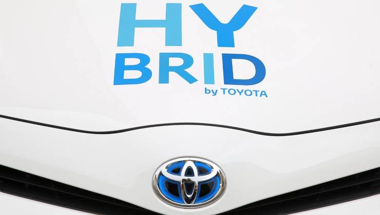 Il cofano di una Toyota e la scritta Hybrid
