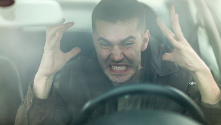 Un automobilista arrabbiato al volante