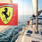 Barca con il logo Ferrari