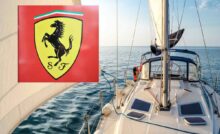Barca con il logo Ferrari