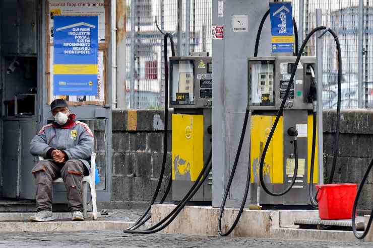 Benzinaio in città, aumentano i prezzi di super e diesel