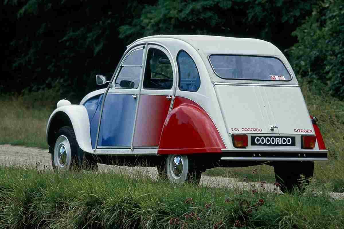 Citroen 2CV in strada