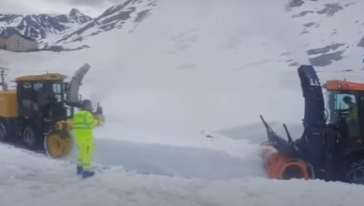 Il Colle Gran San Bernando durante le fasi di sgombero della neve